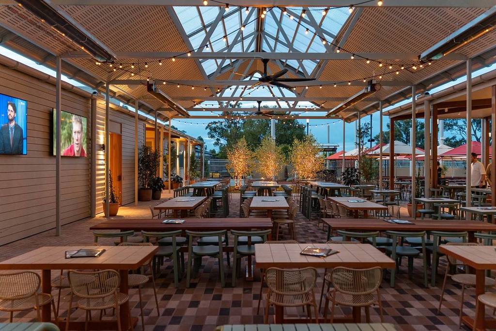 outdoor dining area at the wilton bingara gorge