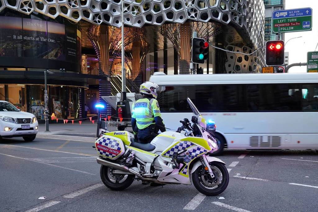 police in queensland directing cars on street