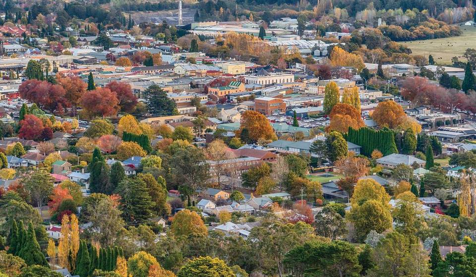 This Small Town Just 1.5 Hours From Sydney Is Dazzling In Autumn – With Cosy Cafes And Vibrant Scenery