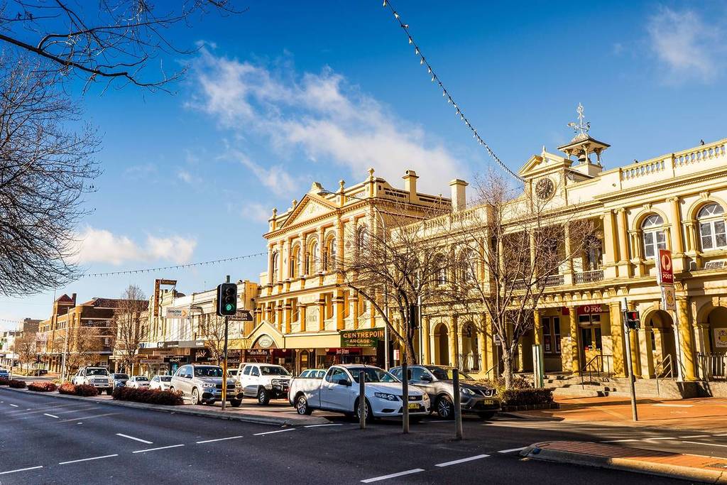 The ‘Prettiest’ Autumn Town In NSW Is Just 3 Hours From Sydney – With Quaint Cafes And A Charming Main Street
