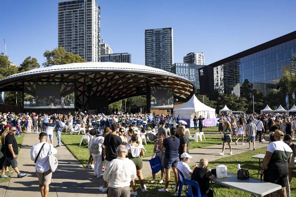 fans watching the fifa world cup in sydney