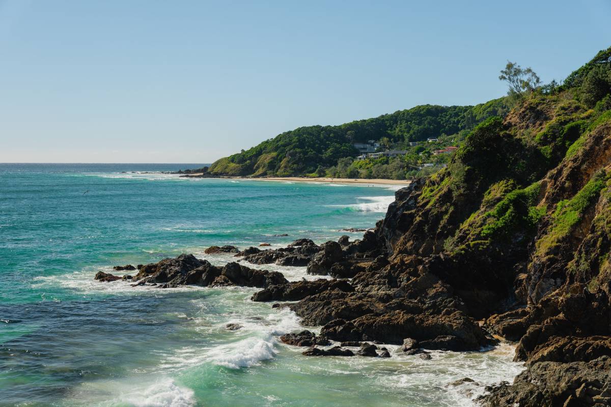 Turquoise waters and rocky coastline along the Cape Byron Walking Track in Byron Bay