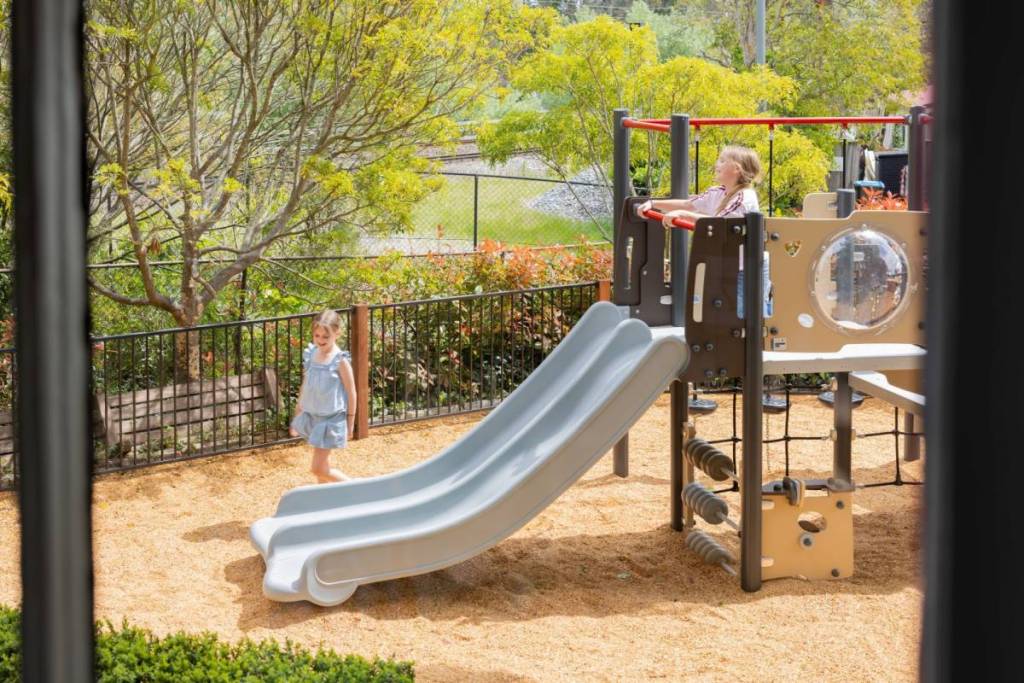 kids playground at the alexandra hotel in blue mountains near Leura station