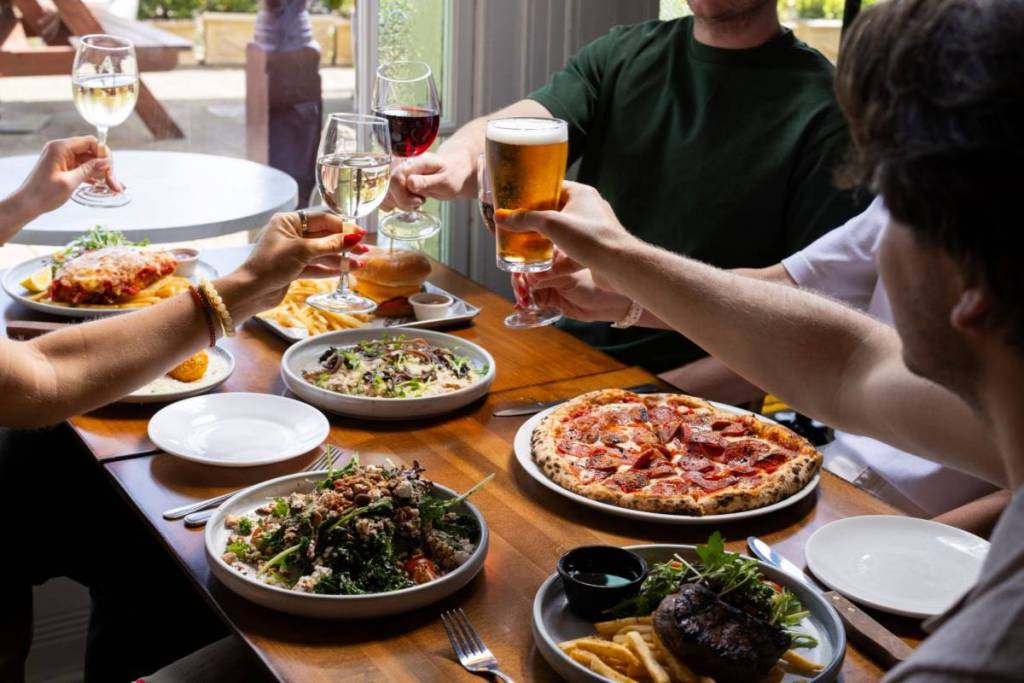 food and drink at the alexandra hotel in blue mountains near Leura station