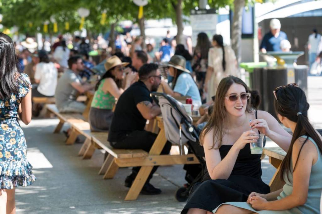 crowds at the great graze in barangaroo, sydney