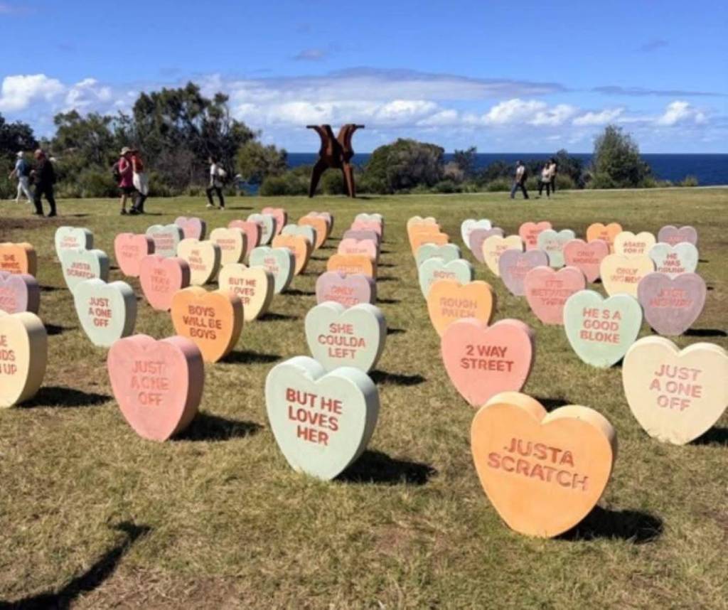 sweethearts at sculpture by the sea, bondi, sydney