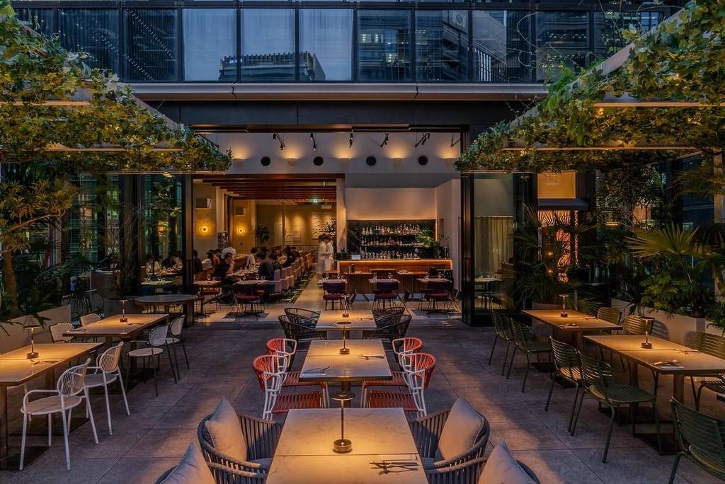 There are also spots where you can enjoy live music. 10 Recommended Rooftop Bars in Tokyo
