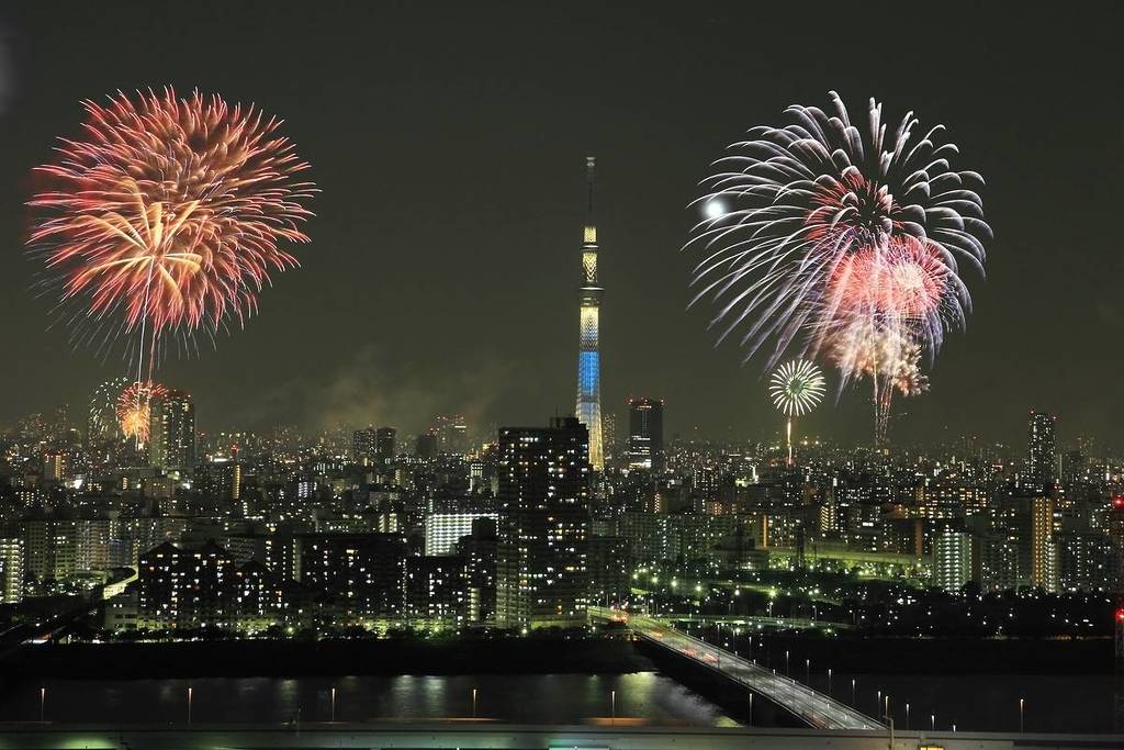 This is a view from Hunabori Center Observatory.we can see Arakawa and Sky tree.At that time I could see Sumida River fireworks,too.