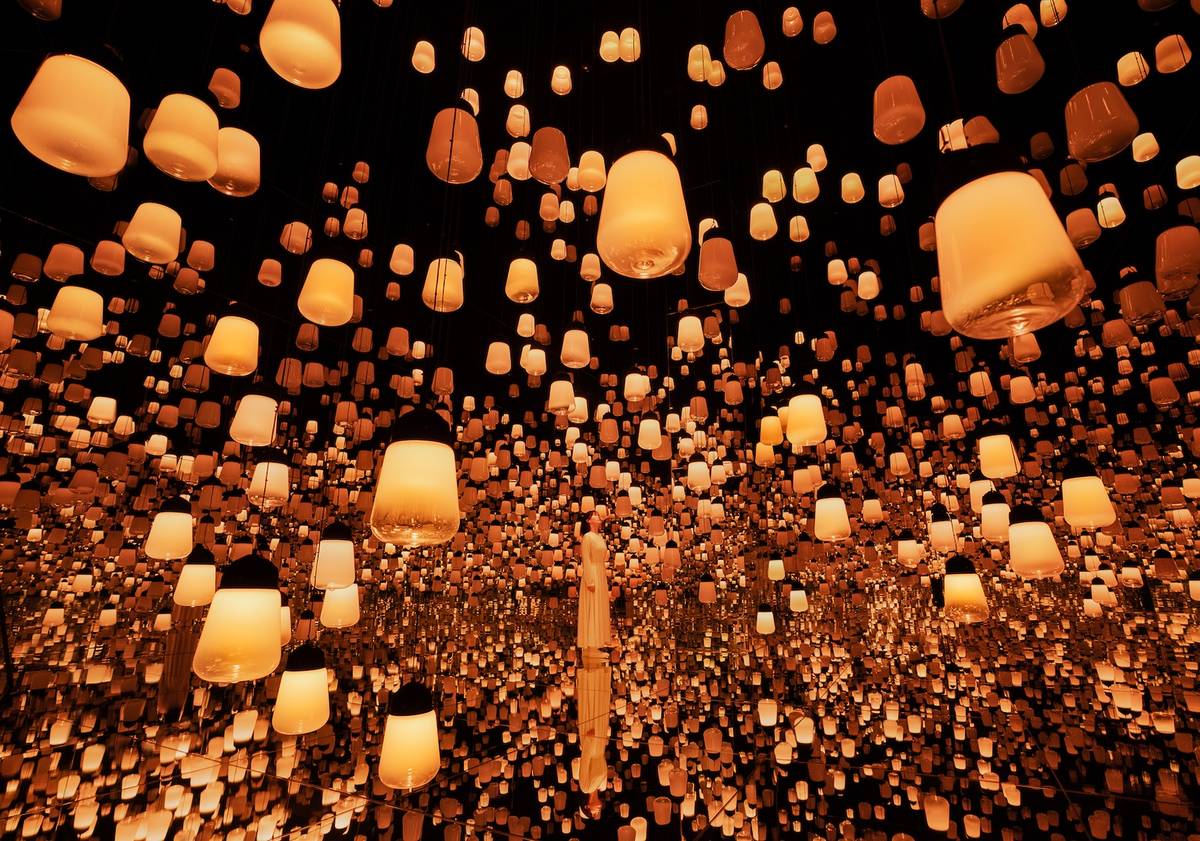 チームラボ《呼応するランプの森:One Stroke - Fire》©チームラボ