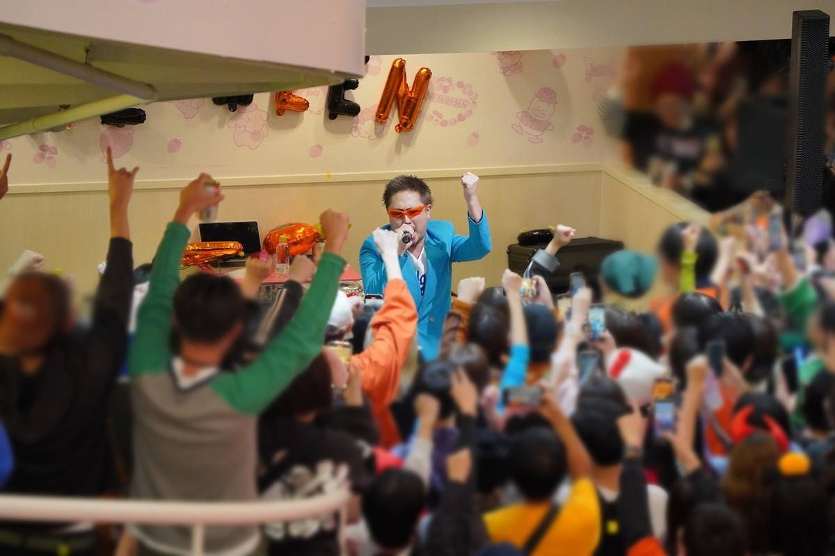 アーティストとの距離が近い“フードコートステージ”