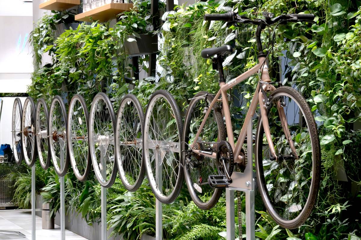 東弘一郎《自連車 –Eight Wheels–》2025年