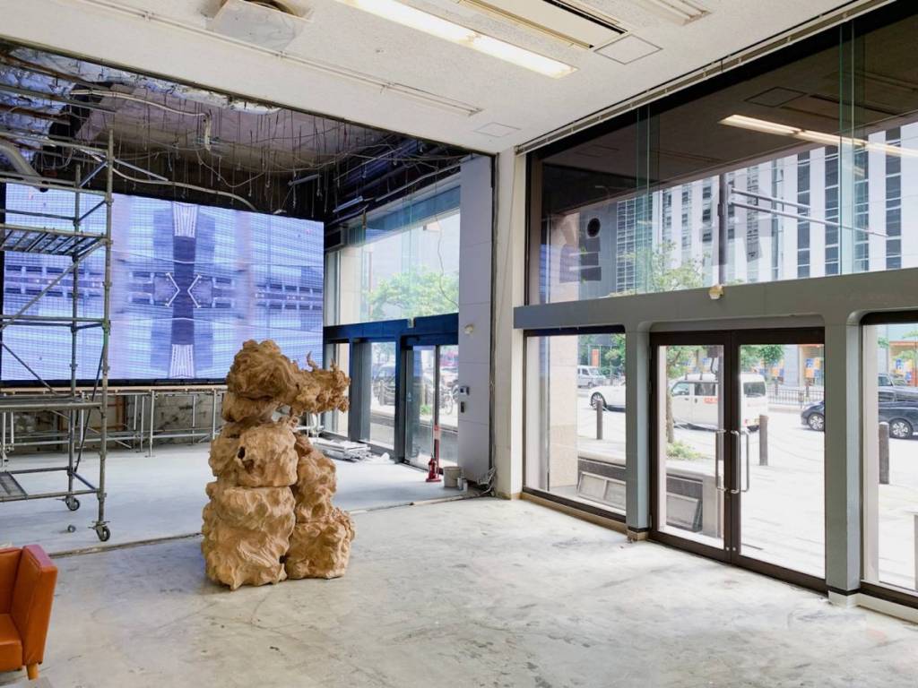 The building, set for demolition, transforms into a massive art space. The “Akasaka Address Building Demolition Festival” is taking place.