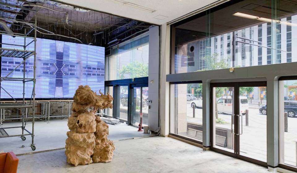 The building, set for demolition, transforms into a massive art space. The “Akasaka Address Building Demolition Festival” is taking place.