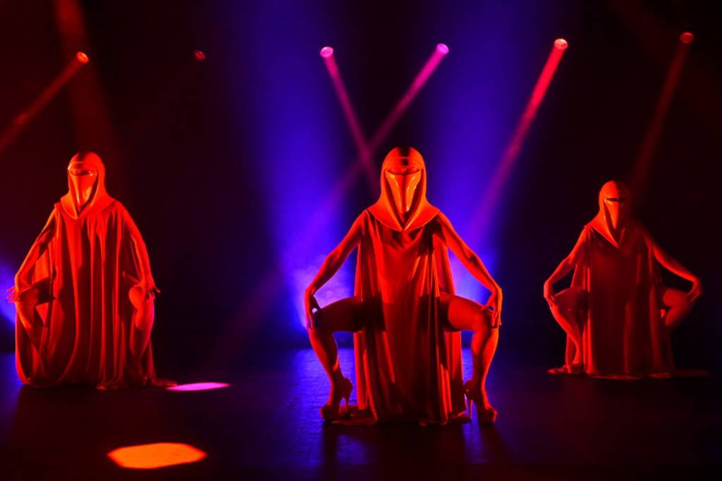 Les artistes burlesques portent des costumes Star Wars