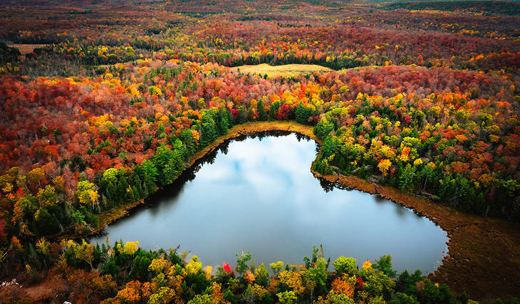Ce lac en forme de cœur en Ontario est le rêve de tout photographe d’automne, mais il y a un hic