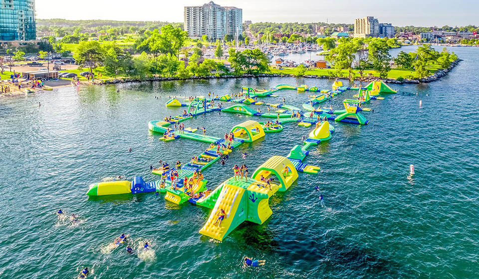 Le plus grand parc aquatique flottant du Canada rouvre bientôt ses portes et se trouve à seulement 2 heures de Toronto