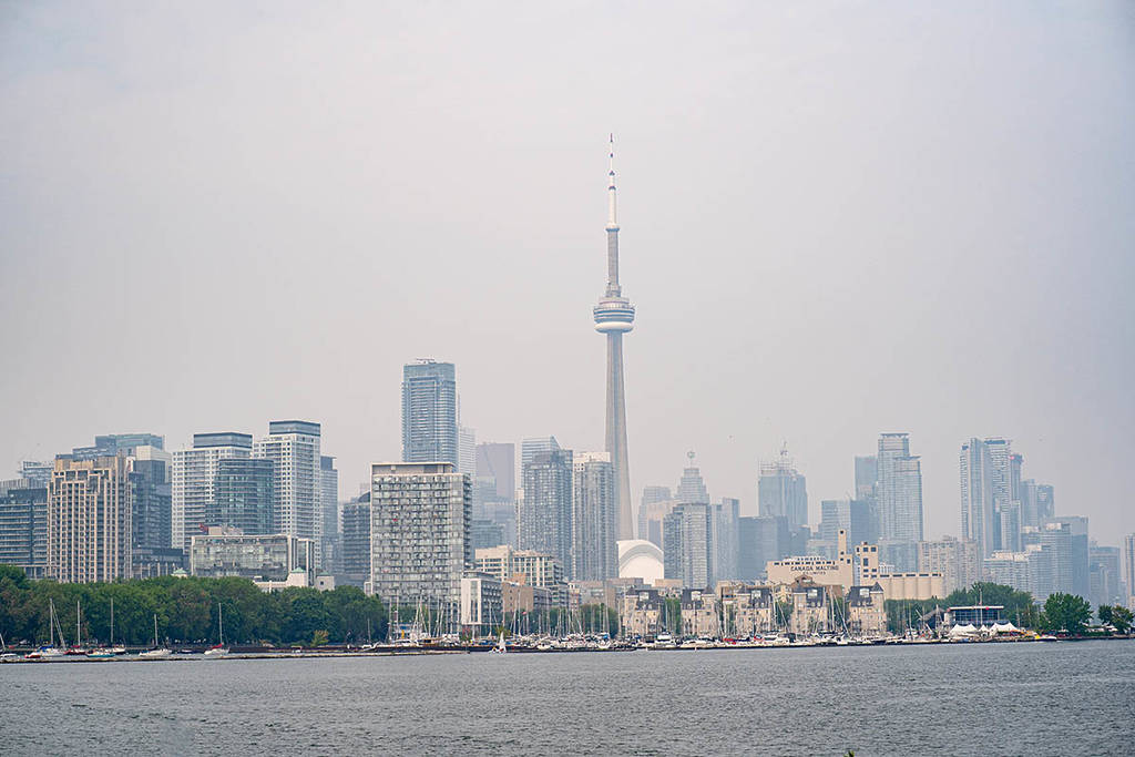 La qualité de l&rsquo;air à Toronto classée parmi les pires au monde alors que la fumée des feux de forêt recouvre la ville