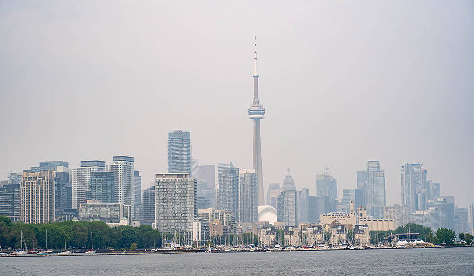 La qualité de l&rsquo;air à Toronto classée parmi les pires au monde alors que la fumée des feux de forêt recouvre la ville