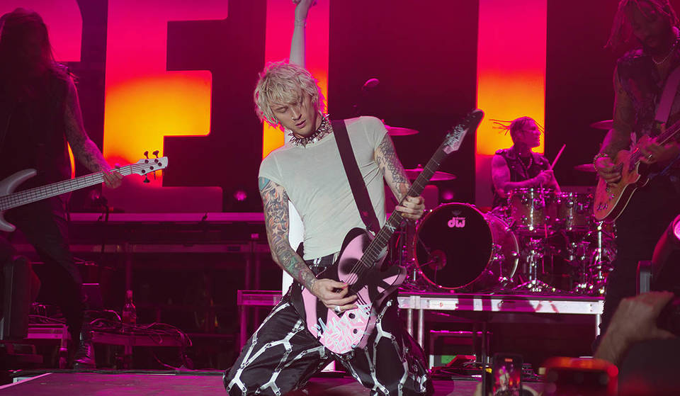 Machine Gun Kelly donne un concert surprise gratuit à Toronto