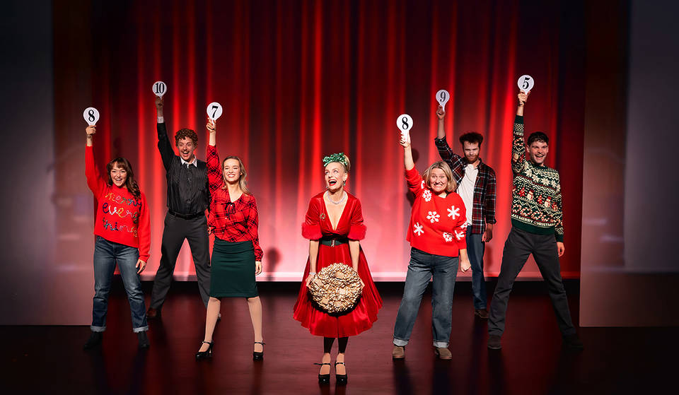 Le spectacle de vacances le plus drôle de Toronto se termine bientôt : Voir la parodie de Hallmark avant qu&rsquo;elle ne disparaisse