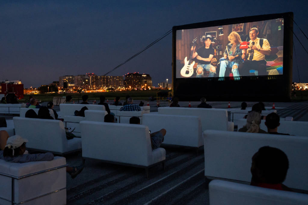 Cette semaine, vous pourrez regarder gratuitement des films sous les étoiles sur une ancienne piste d&rsquo;atterrissage de l&rsquo;aéroport de Toronto