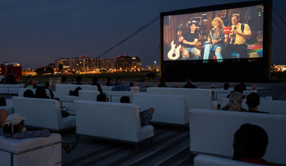 Cette semaine, vous pourrez regarder gratuitement des films sous les étoiles sur une ancienne piste d&rsquo;atterrissage de l&rsquo;aéroport de Toronto