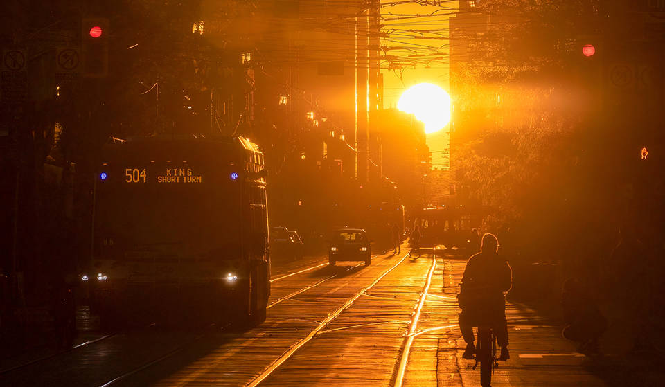 Le coucher de soleil le plus instagrammable de Toronto revient ce mois-ci, transformant le centre-ville en un tunnel de lumière dorée.