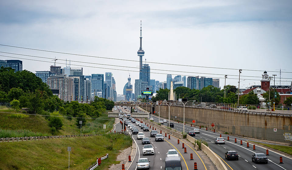L&rsquo;autoroute Gardiner rouvre avec 18 mois d&rsquo;avance, offrant aux automobilistes de Toronto un rare répit dans la circulation