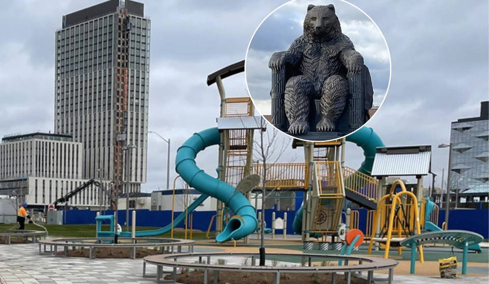 Le tout nouveau monument de Toronto abrite un ours en bronze de 5 670 kg assis sur un trône géant en granit