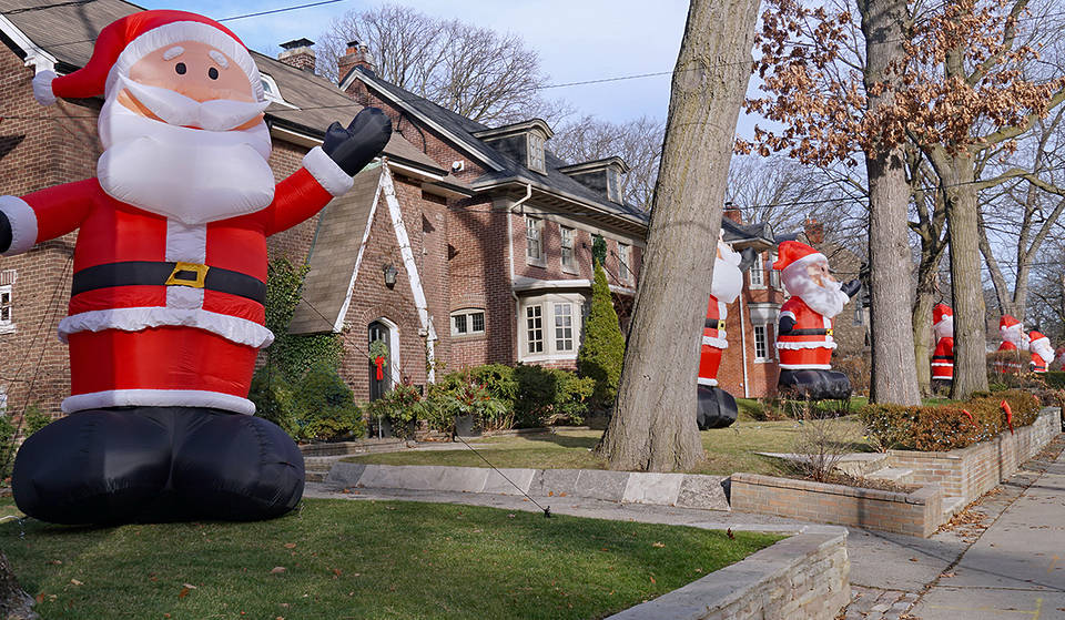 Ce quartier festif de Toronto aura bientôt des dizaines de pères Noël de 14 pieds de haut le long des rues.