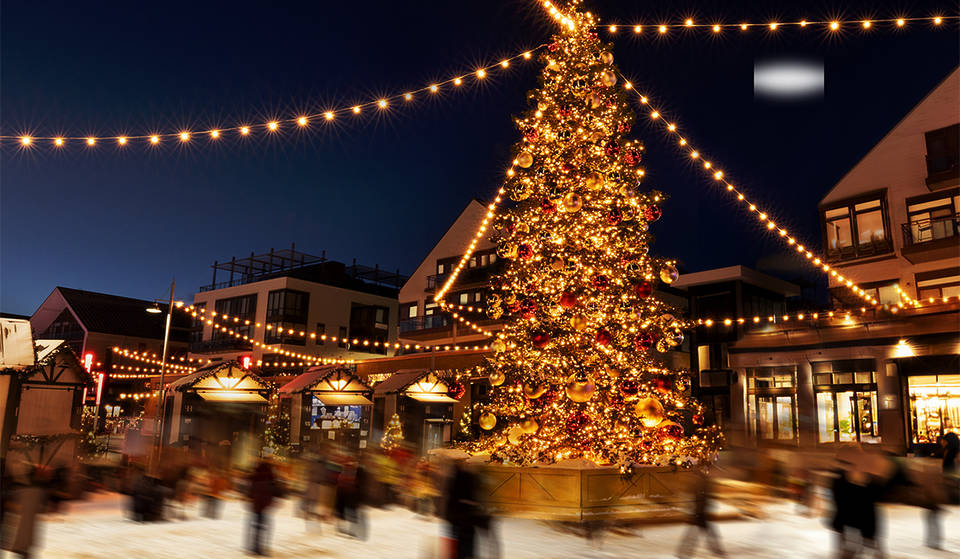 Just 1 Hour From Toronto, This Luxurious Lakeside Resort Has A Charming European-Inspired Christmas Market