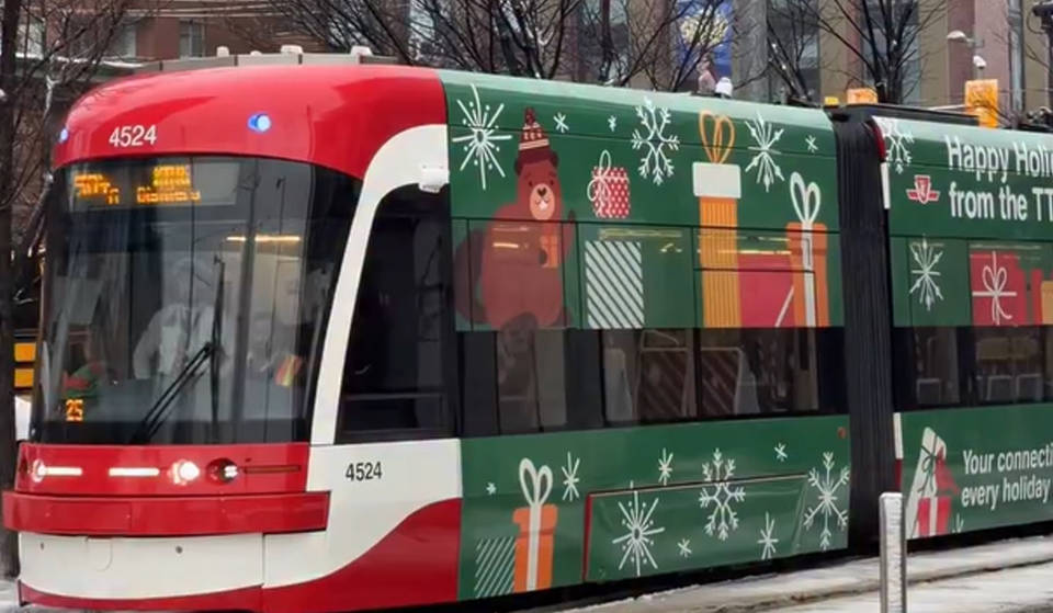 Toronto vient de lancer un train TTC des fêtes et quatre tramways décorés.