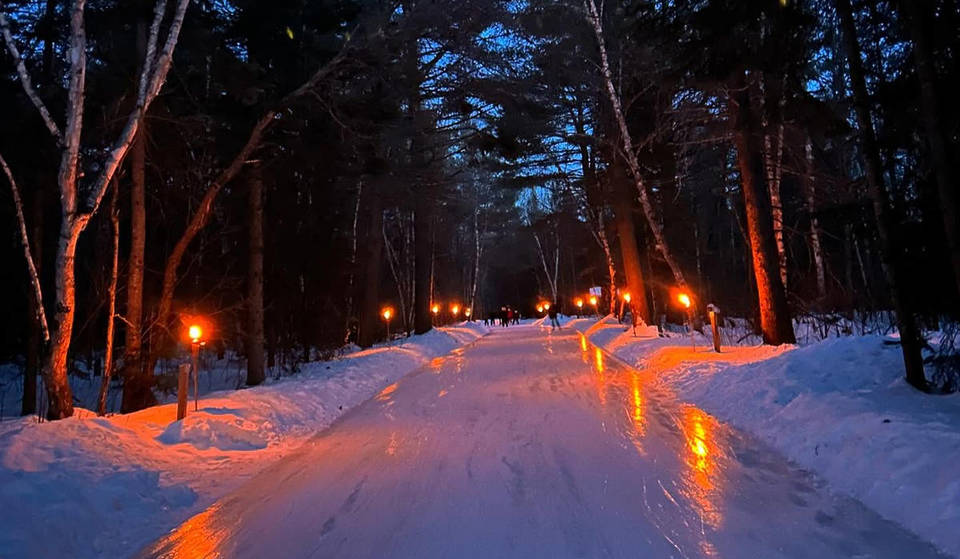 Cette forêt cachée de l&rsquo;Ontario, nommée l&rsquo;une des patinoires les plus étonnantes au monde, est dotée d&rsquo;un sentier de patinage éclairé aux flambeaux.