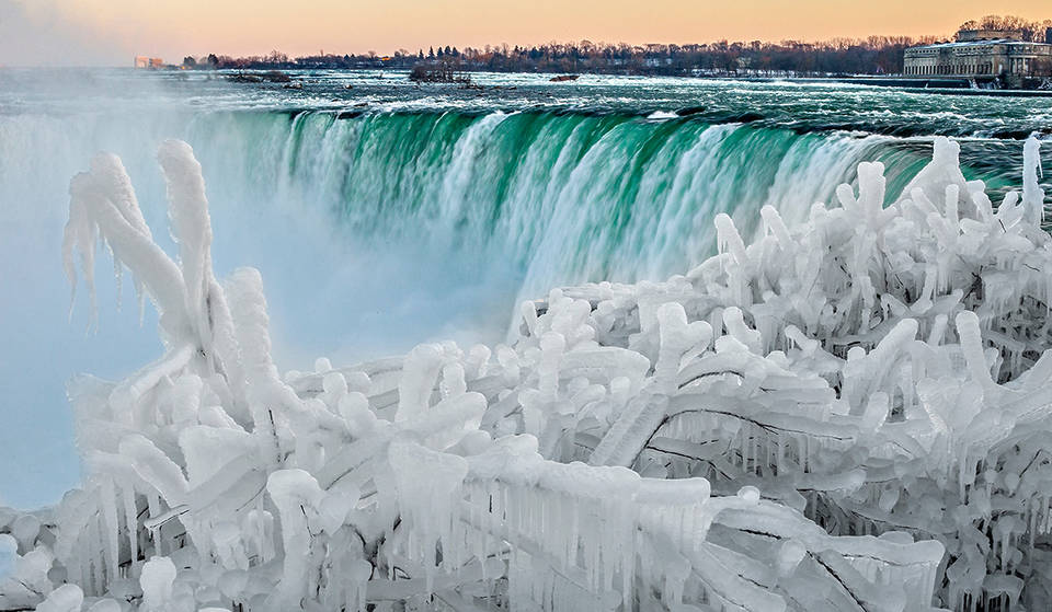 Les chutes du Niagara sont partiellement gelées en ce moment et c&rsquo;est l&rsquo;un des spectacles les plus époustouflants de l&rsquo;hiver.
