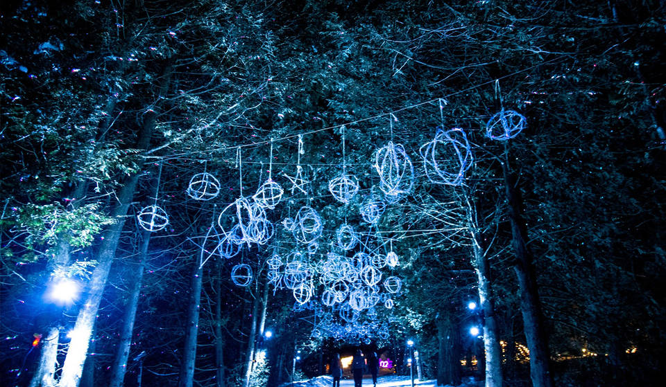 À seulement une heure de Toronto, ce  » pays des merveilles  » lumineux dans la forêt cache de l&rsquo;art durable et des spectacles de feu en direct