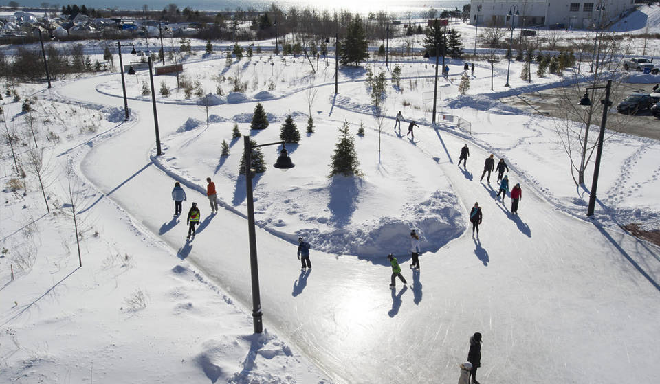 Cette étonnante piste de patinage au bord de l&rsquo;eau à Toronto traverse des zones humides enneigées au bord du lac