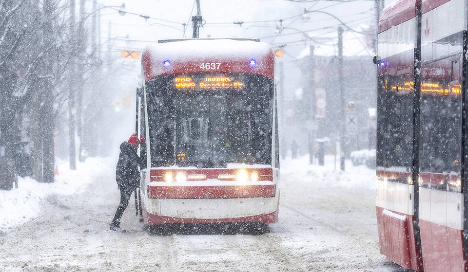Environnement Canada lance une alerte météo pour Toronto alors que de la pluie verglaçante et 5 cm de neige menacent les déplacements mercredi matin.