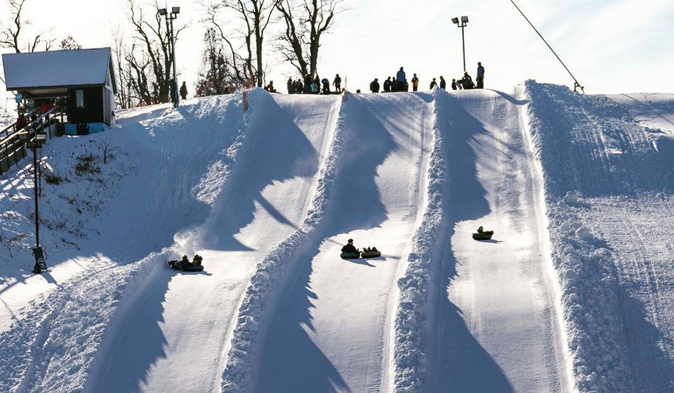 Ce gigantesque parc de snow tubing situé à deux heures de Toronto propose des toboggans de 10 étages qui atteignent des vitesses de 70 km/h.
