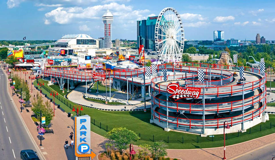 Tu peux foncer comme Mario sur cette immense piste de karting à plusieurs niveaux, à quelques minutes en voiture de Toronto