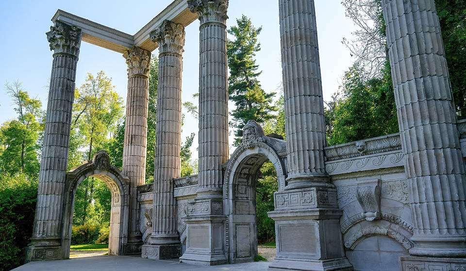 Cette galerie panoramique au sommet d&rsquo;une falaise à Toronto est un cimetière de 70 vestiges architecturaux – et la visite est entièrement gratuite