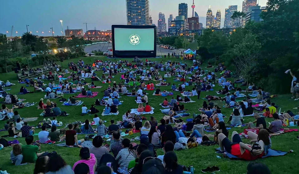 Un festival de cinéma en plein air très apprécié revient dans les parcs de Toronto ce week-end — avec trois soirées de films gratuits sous les étoiles