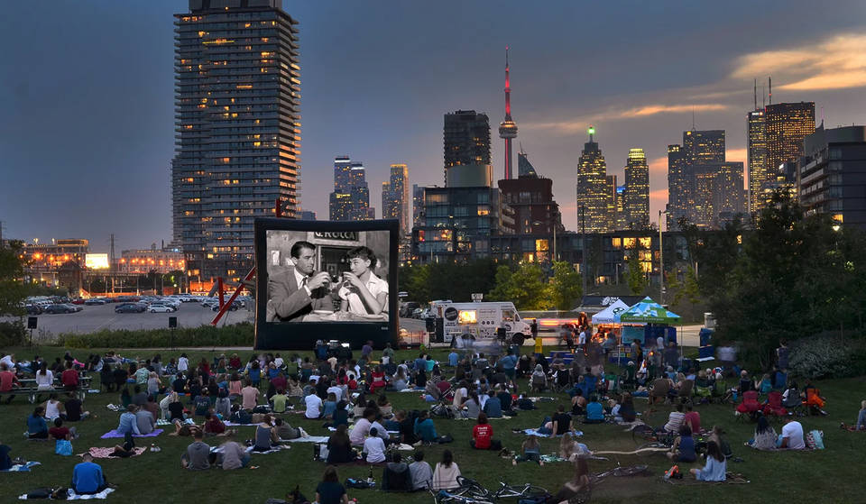 Après 16 ans, cette tradition estivale très appréciée est de retour pour transformer les parcs de Toronto en cinémas en plein air sous les étoiles