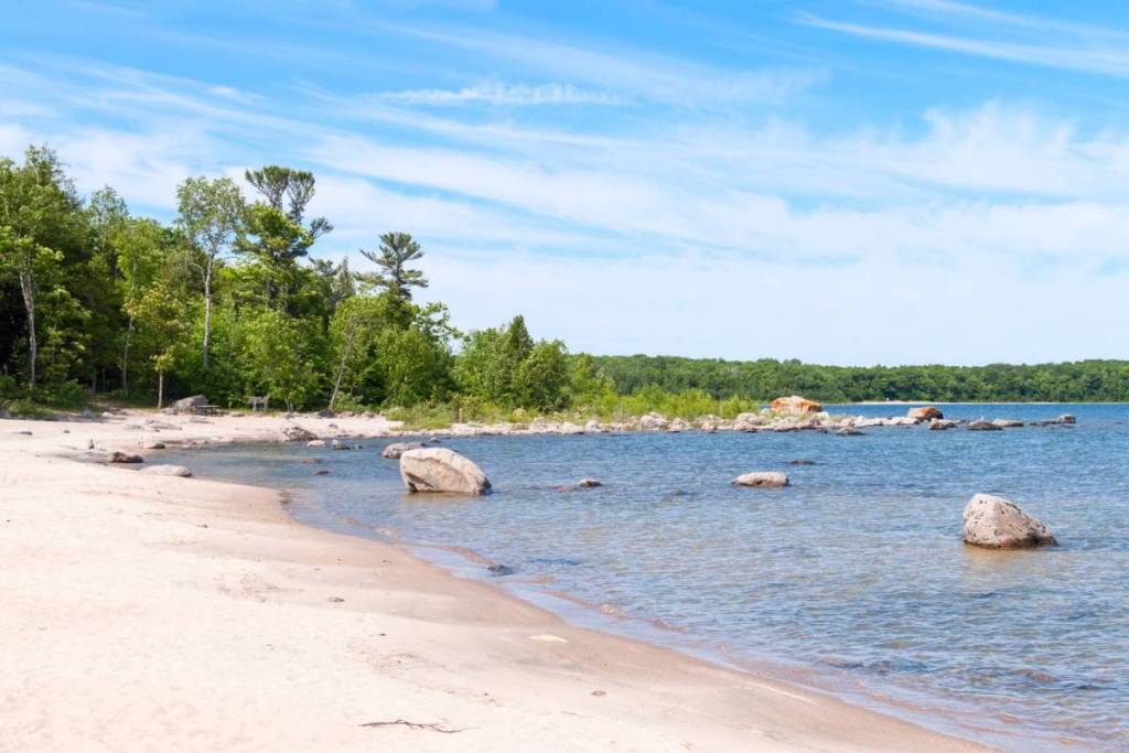 Just under 2 hours from Toronto, this Georgian Bay escape offers crystal-clear turquoise water and six kilometres of shoreline