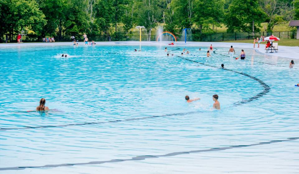 À un peu plus d’une heure de Toronto, cette immense piscine en plein air de 1,25 acre est l’une des plus grandes de l’Ontario