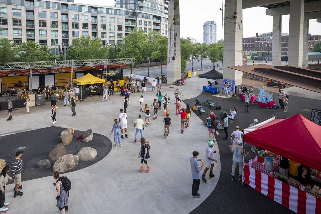 La piste de roller en forme de huit préférée des Torontois, située sous l’autoroute Gardiner, rouvre ce week-end avec des soirées gratuites, des DJ en live et des locations « 2 pour 1 »