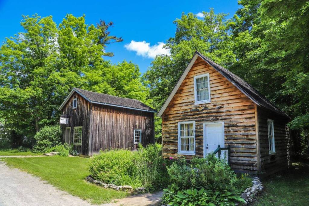 À un peu plus d’une heure de Toronto, ce charmant village historique a servi de lieu de tournage pour « Anne… la petite fille aux cheveux roux ».
