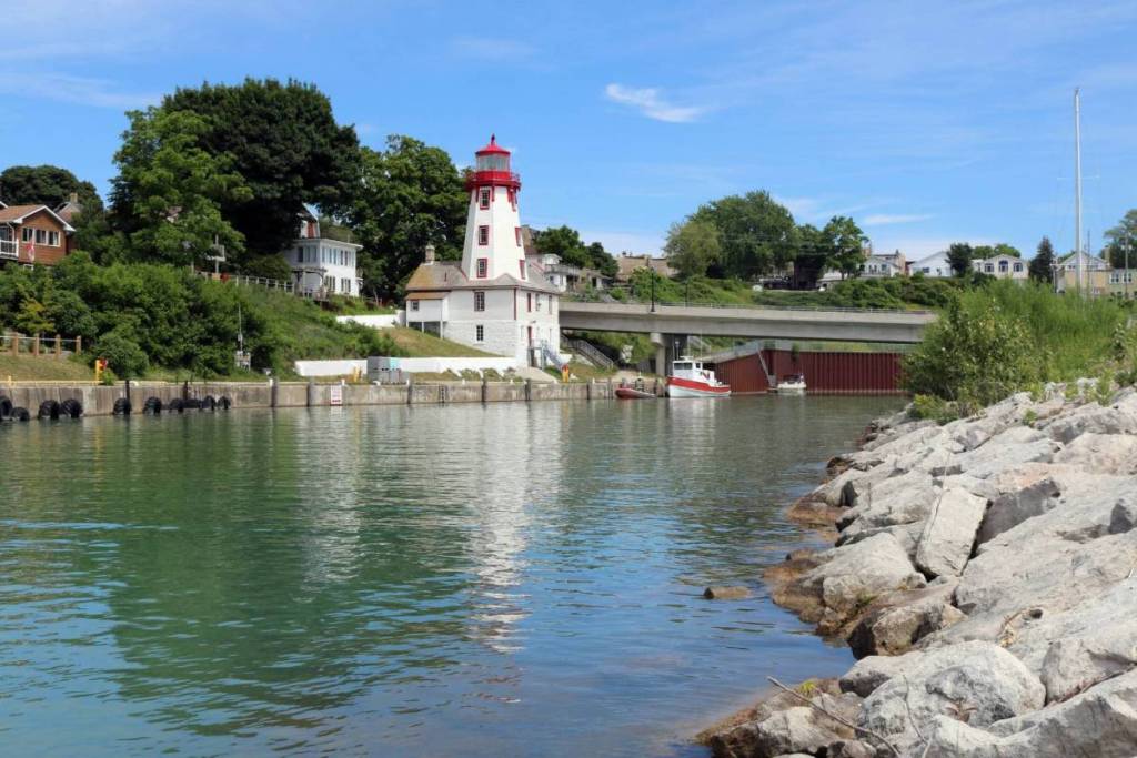 Cette charmante ville balnéaire, située à 3 heures de Toronto, propose des plages gratuites et un célèbre défilé de cornemuses au coucher du soleil