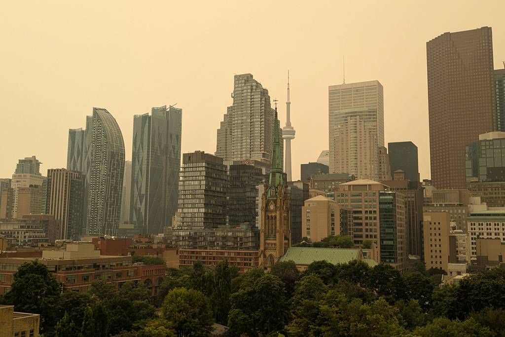 Toronto est actuellement sous alerte orange : voici comment rester en sécurité alors que la fumée des feux de forêt étouffe la ville