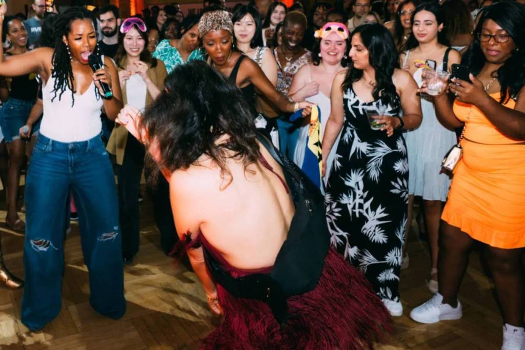 Le ROM de Toronto organise une soirée sur le thème des Caraïbes où tu pourras danser sous des squelettes de dinosaures