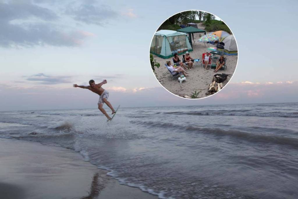 Ce camping en bord de plage aux eaux chaudes, situé à 2 h 30 de Toronto, se trouve sur une langue de sable de 40 kilomètres